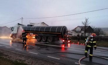 Autocisternă în flăcări la Vadu Moldovei. Incendiu declanșat după explozia unei anvelope. Primarul Iulian Amariei i-a anunțat pe pompieri