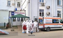 Ambulanțieri și paramedici în combinezoane de protecție au preluat un pacient din Fălticeni