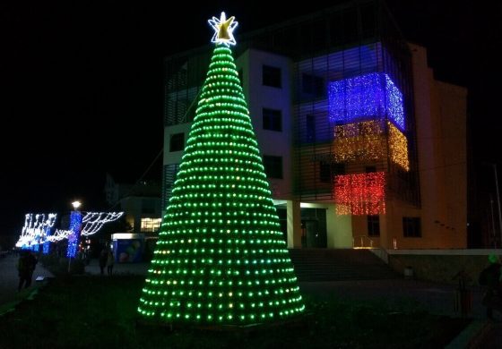 S-au aprins luminile de sărbători și la Fălticeni
