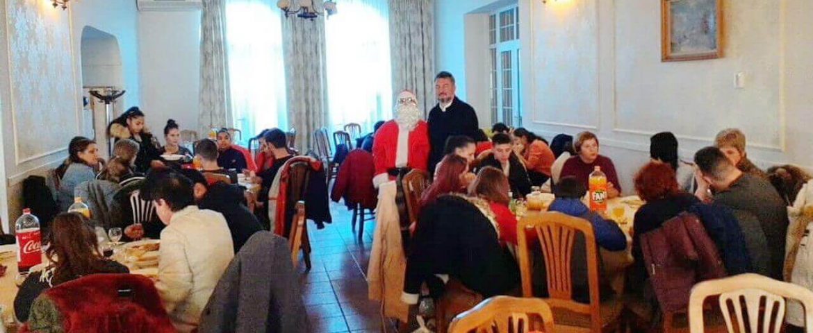 Preotul Brădățanu și câțiva oameni inimoși au organizat masa de sărbători pentru 60 de copii din Fălticeni