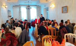 Preotul Brădățanu și câțiva oameni inimoși au organizat masa de sărbători pentru 60 de copii din Fălticeni