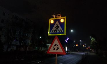 Trecerile de pietoni din Fălticeni au primit indicatoare rutiere cu semnalizare luminoasă permanentă