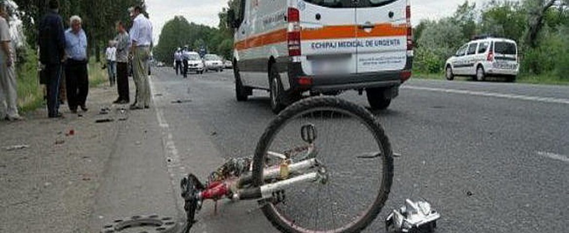 Un tânăr băut din Slatina s-a izbit cu mașina într-un biciclist și l-a proiectat la 20 de metri într-un șanț