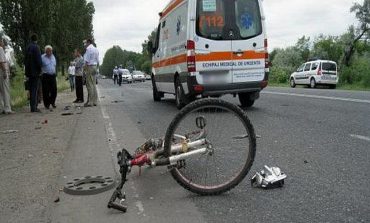 Un tânăr băut din Slatina s-a izbit cu mașina într-un biciclist și l-a proiectat la 20 de metri într-un șanț
