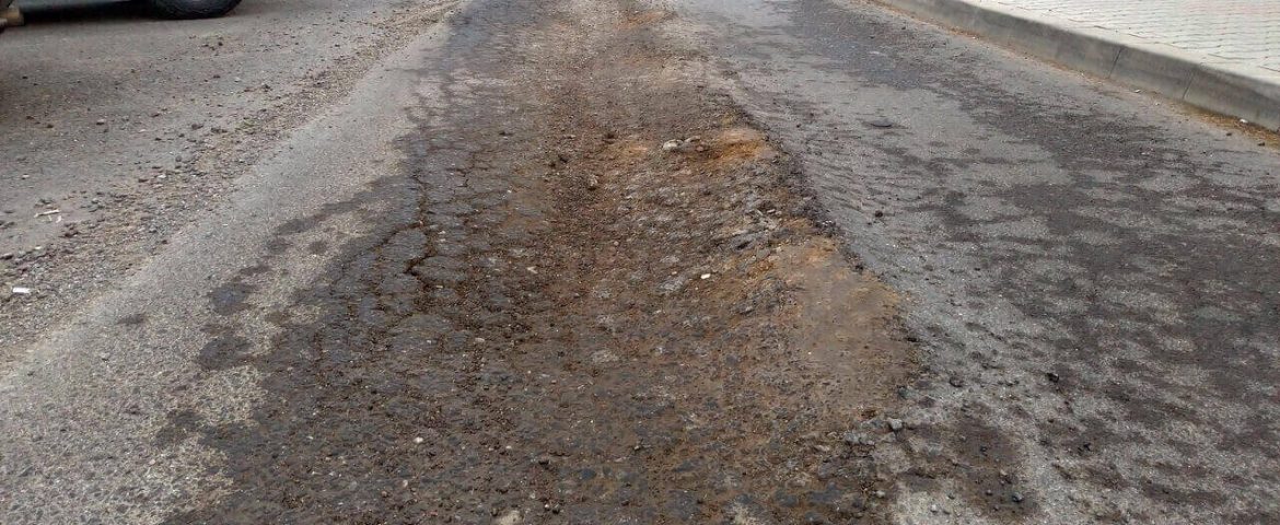 Carosabil deteriorat pe strada Nicolae Beldiceanu. Asfaltul s-a stricat după câteva luni