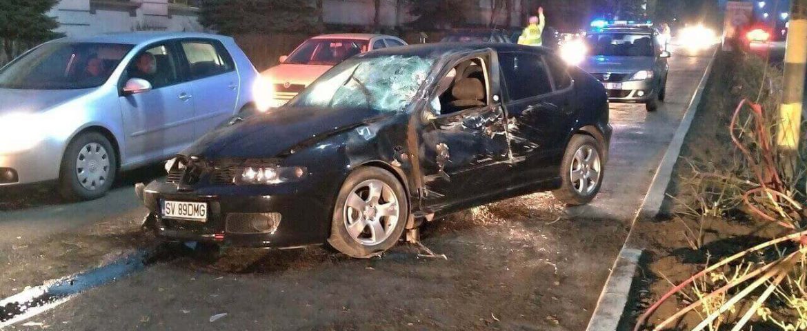 Două autoturisme s-au ciocnit pe strada Sucevei. Un  Audi A6 s-a oprit în gardul vechii Maternități