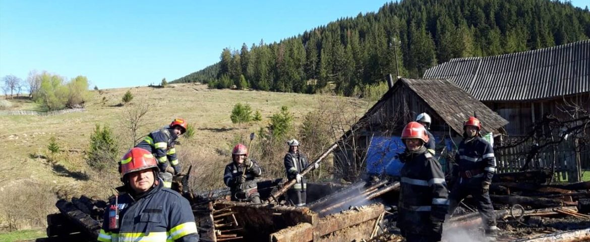 Două gospodării din comuna Slatina au fost afectate de un incendiu puternic. Intervenție cu cinci autospeciale