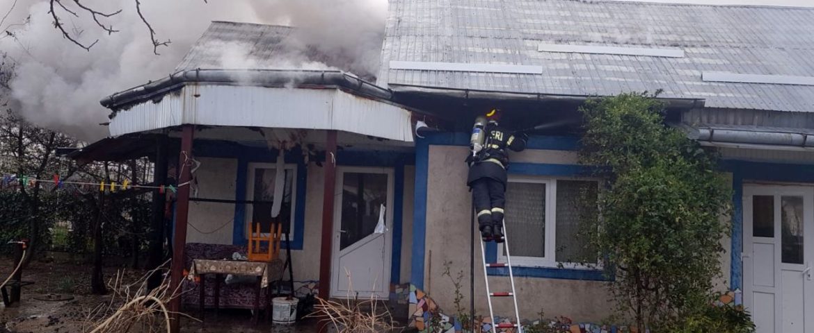 Pompierii din Fălticeni au intervenit dimineaţă pentru stingerea unui incendiu pe strada Ion Creangă