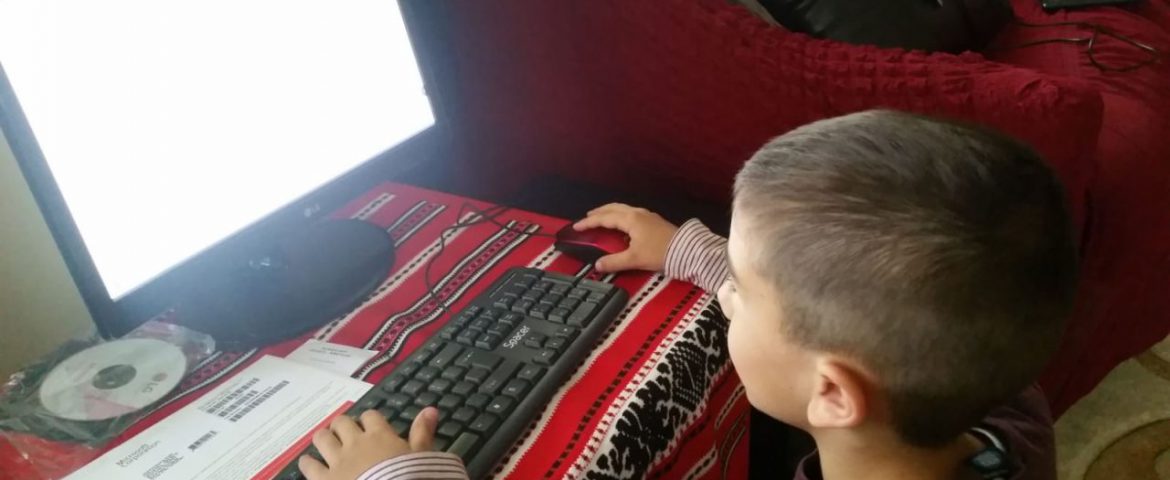 Donație de calculatoare și echipamente necesare educației online pentru 20 de copii din Rădășeni