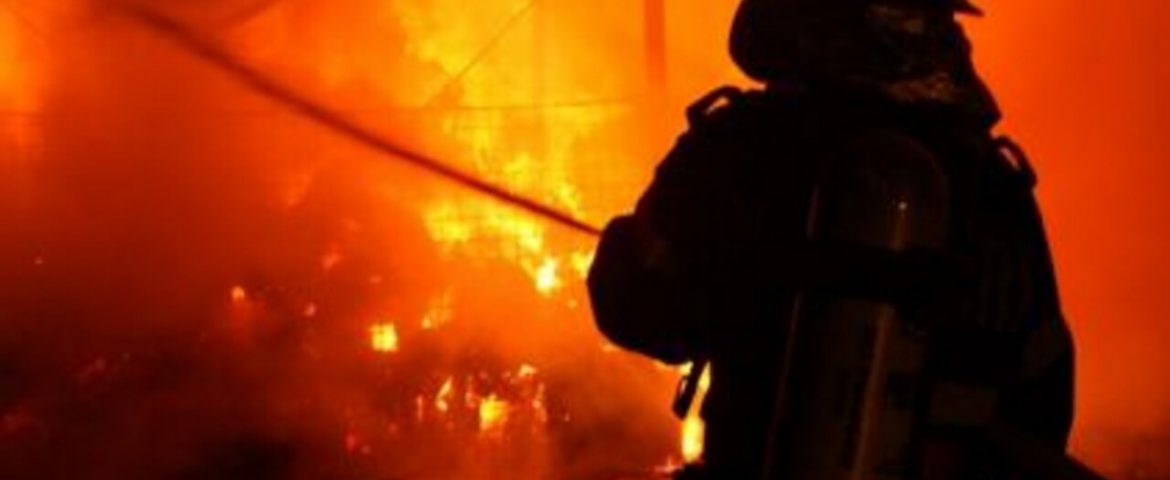 Incendiu în miez de noapte provocat de un scurtcircuit electric într-o gospodărie din Praxia