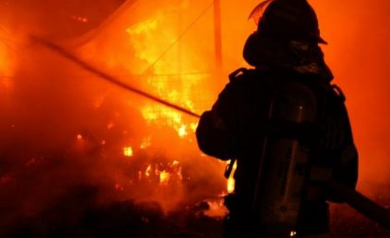 Necaz în seara de Ajun. Incendiu puternic la două gospodării din comuna Slatina. Adăpost de animale făcut scrum
