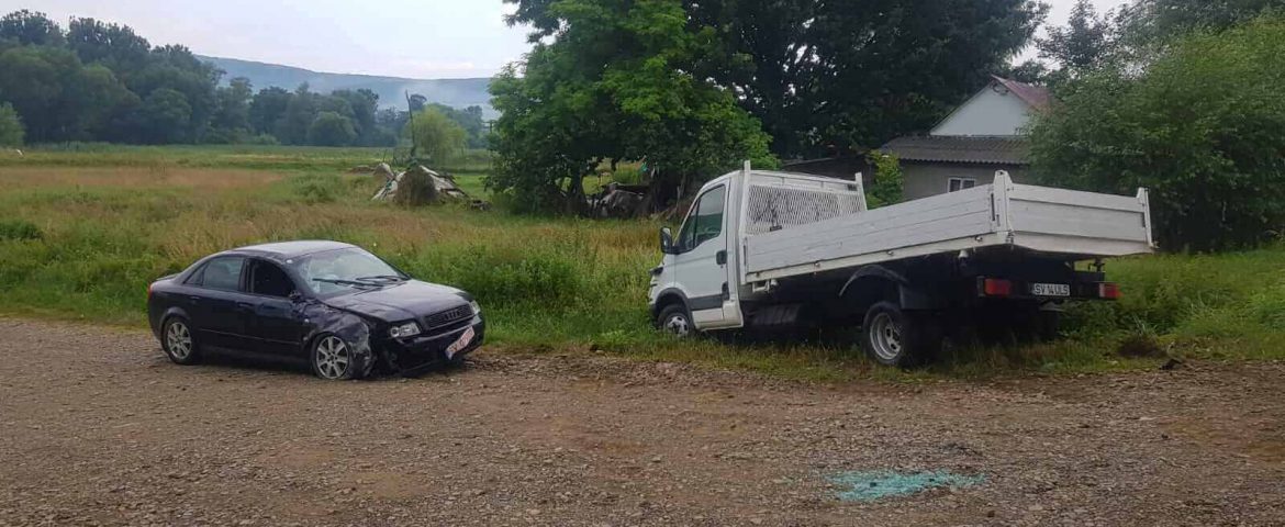 Accident în comuna Dolhești. Șoferul unui Audi s-a izbit în spatele unei autoutilitare care circula regulamentar