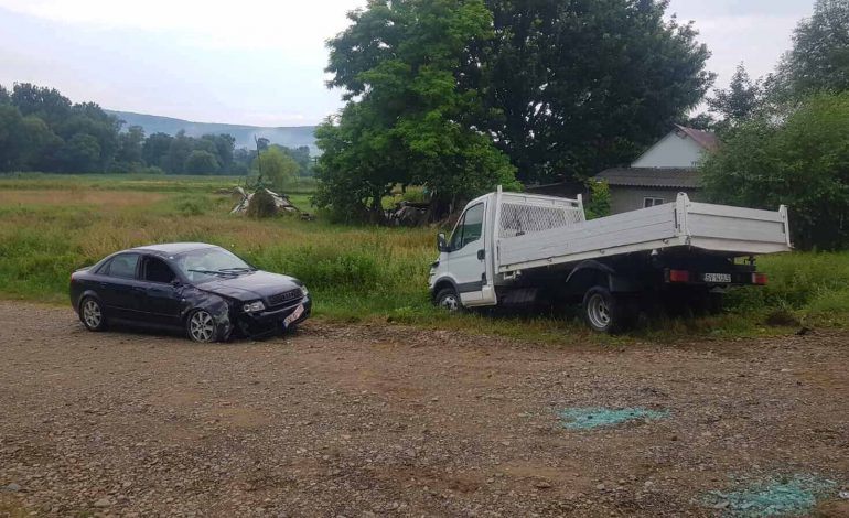 Accident în comuna Dolhești. Șoferul unui Audi s-a izbit în spatele unei autoutilitare care circula regulamentar