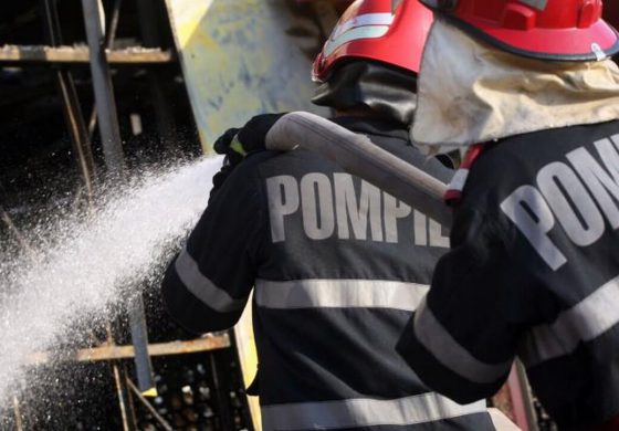 Incendiu în satul Baia. Acoperișul unei casei și anexa acesteia au fost cuprinse de flăcări. Intervenție cu trei autospeciale
