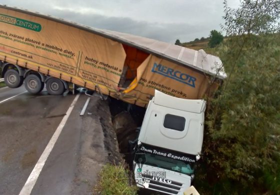 Accident la ieşirea din Fălticeni spre Roman. Autotren intrat în şanţ. Circulaţie blocată timp de cinci ore