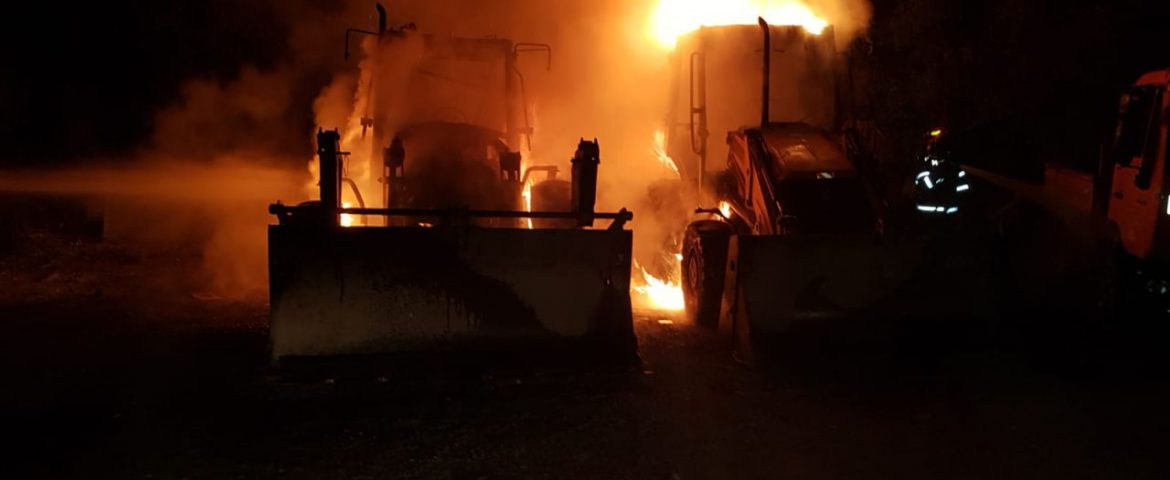 Două buldoexcavatoare au luat foc în curtea unei firme din Fălticeni. Pagube totale de 100.000 de euro