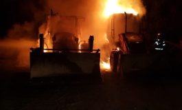 Două buldoexcavatoare au luat foc în curtea unei firme din Fălticeni. Pagube totale de 100.000 de euro