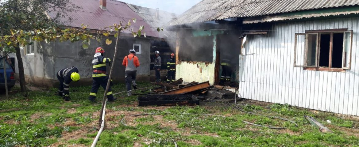 Incendiu într-o gospodărie din comuna Baia. Pompierii iau în calcul incendierea cu intenție