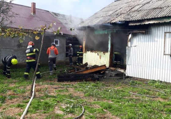 Incendiu într-o gospodărie din comuna Baia. Pompierii iau în calcul incendierea cu intenție