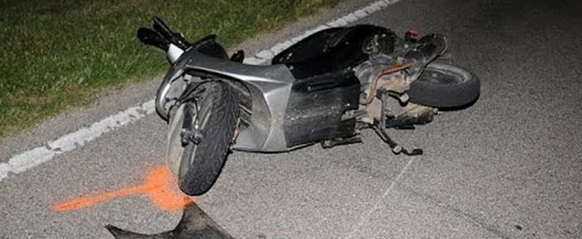 Un tânăr din comuna Mălini s-a izbit cu motoscuterul într-un podeț. Făptașul nu posedă permis de conducere