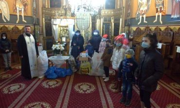 Preotul Adrian Brădățanu și enoriașii Parohiei Adormirea Maicii Domnului au oferit daruri copiilor nevoiași