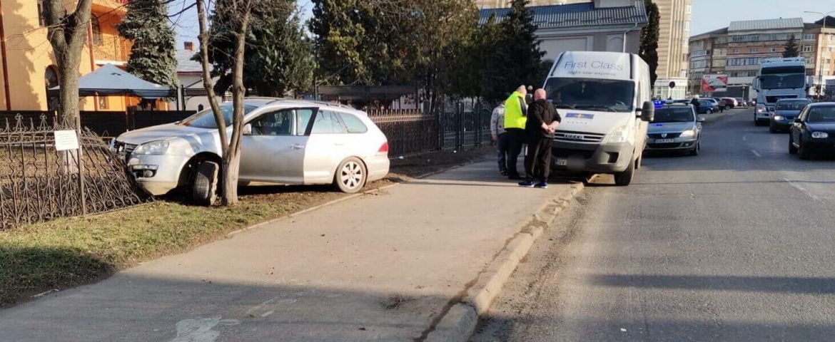 Accident în Fălticeni. Două mașini s-au ciocnit pe strada Sucevei. Vehicul proiectat în gardul unui colegiu