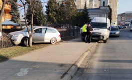 Accident în Fălticeni. Două mașini s-au ciocnit pe strada Sucevei. Vehicul proiectat în gardul unui colegiu