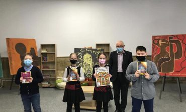 101 cărți de lectură pentru elevii Școlii „Ion Irimescu”. Acțiune sponsorizată de Clubul Rotary Fălticeni