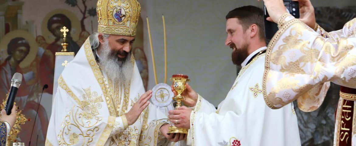 Gest emoționant la resfințirea bisericii din Rădășeni: Preoții Petru Irimescu și Constantin Aioanei au primit în dar „Candela Neamului Românesc”