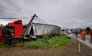 Accident rutier la Cumpărătura. Coliziune între un autotren și un utilaj de la Drumuri Naționale