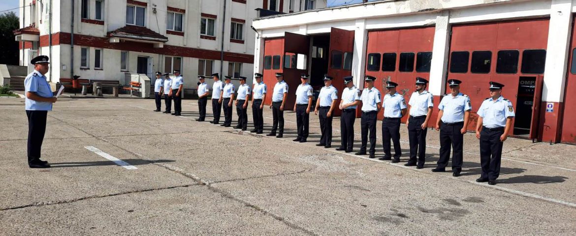 Avansări în grad pentru pompierii și jandarmii din Fălticeni. 30 de subofițeri au primit noile grade