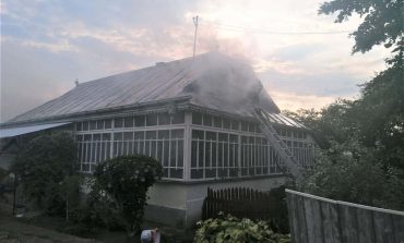 Incendiu într-o gospodărie din satul Podeni. Pompierii fălticeneni au salvat locuința și bunurile casei