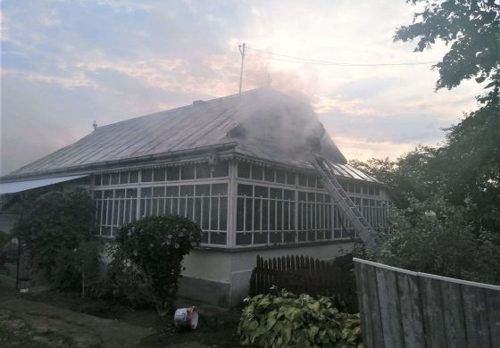 Incendiu într-o gospodărie din satul Podeni. Pompierii fălticeneni au salvat locuința și bunurile casei