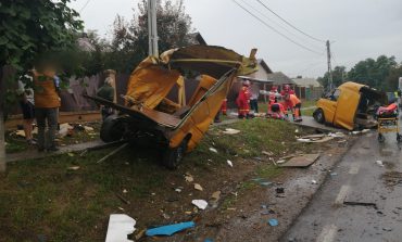 Accident violent în comuna Drăgușeni. Autoutilitară ruptă în două în urma unui impact cu un autotren. Un pasager va primi îngrijiri medicale la spital