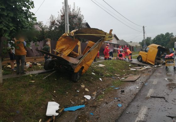 Accident violent în comuna Drăgușeni. Autoutilitară ruptă în două în urma unui impact cu un autotren. Un pasager va primi îngrijiri medicale la spital