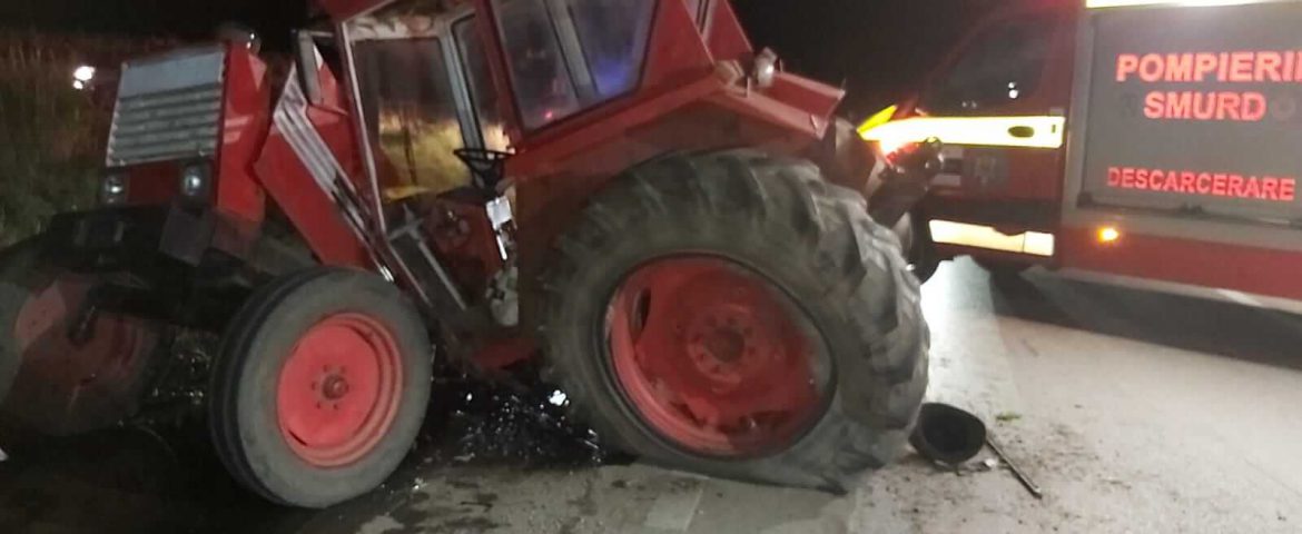Accident la Cumpăratura. Un tractor și un autoturism Dacia s-au ciocnit. Trei persoane au ajuns la spital