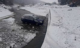 Incident rutier între Slatina și Găinești. Mașină picată în pârâul Suha Mică. Intervin paramedicii SMURD și un echipaj al Ambulanței Fălticeni