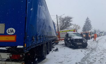 Accident în lanț la Roșiori. Două autotrenuri și trei autoturisme sunt implicate. Trafic auto blocat