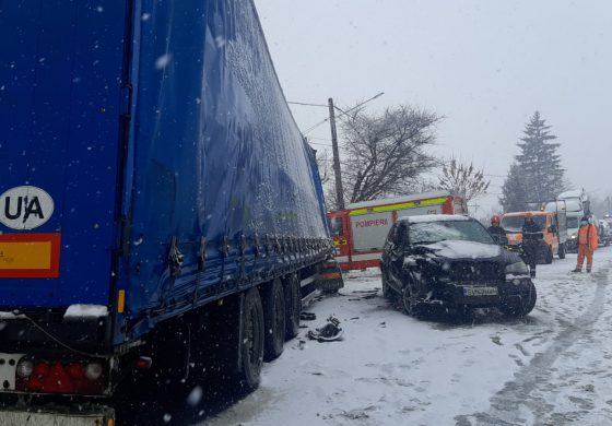 Accident în lanț la Roșiori. Două autotrenuri și trei autoturisme sunt implicate. Trafic auto blocat