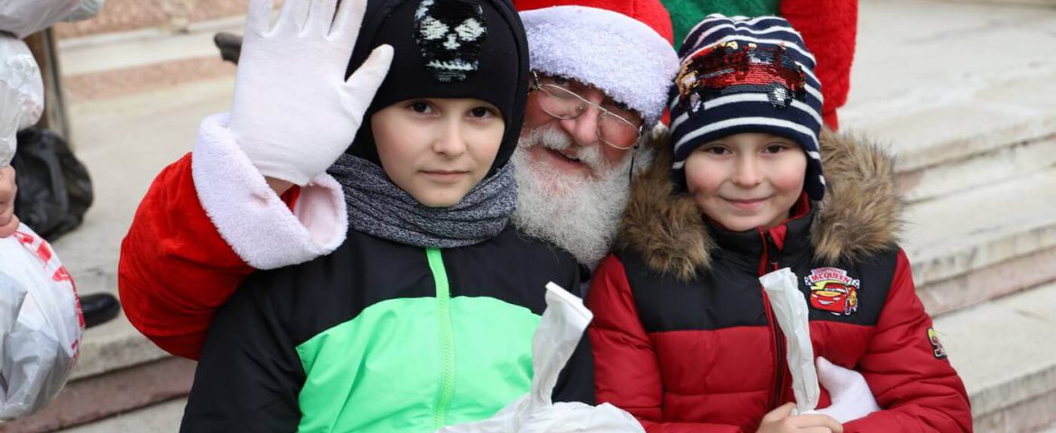 Moș Crăciun s-a întors cu sacul plin! 800 de copii din Fălticeni au primit daruri dulci, zâmbete și îmbrățișări