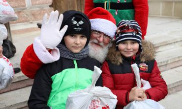 Moș Crăciun s-a întors cu sacul plin! 800 de copii din Fălticeni au primit daruri dulci, zâmbete și îmbrățișări