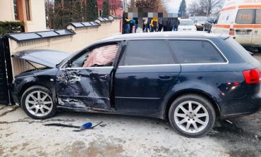Accident în comuna Mălini. Doi tineri aflați pe motocicletă s-au izbit într-o mașină. Conducătorul motocicletei nu deține permis. Tinerii au suferit multiple traumatisme