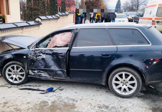 Accident în comuna Mălini. Doi tineri aflați pe motocicletă s-au izbit într-o mașină. Conducătorul motocicletei nu deține permis. Tinerii au suferit multiple traumatisme