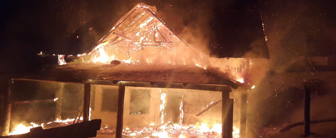 Două incendii au avut loc în comuna Slatina. Case și bunuri distruse de flăcări. Un bărbat s-a ales cu arsuri pe mâini