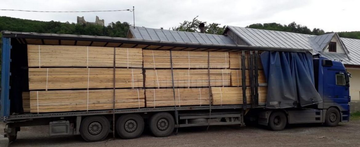 Captură la miezul nopții! Polițiștii SPR Vadu Moldovei au confiscat un TIR și lemn în valoare de 85.000 de lei