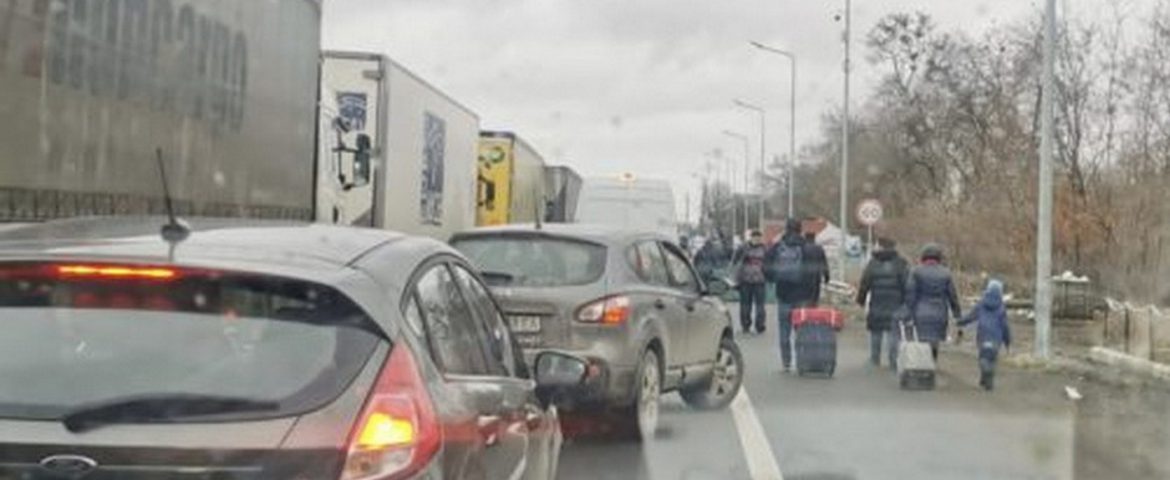 Situația traficului la frontiera cu Ucraina. Peste 5.000 de persoane au trecut granița într-o singură zi
