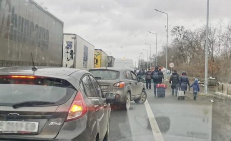 Efecte ale războiului. Sute de ucraineni au venit în România prin Vama Siret. Vor fi instalate tabere mobile
