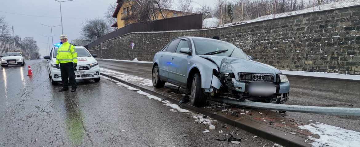 Accident rutier pe strada Sucevei. Un tânăr din Baia s-a izbit cu mașina într-un stâlp pentru iluminat public