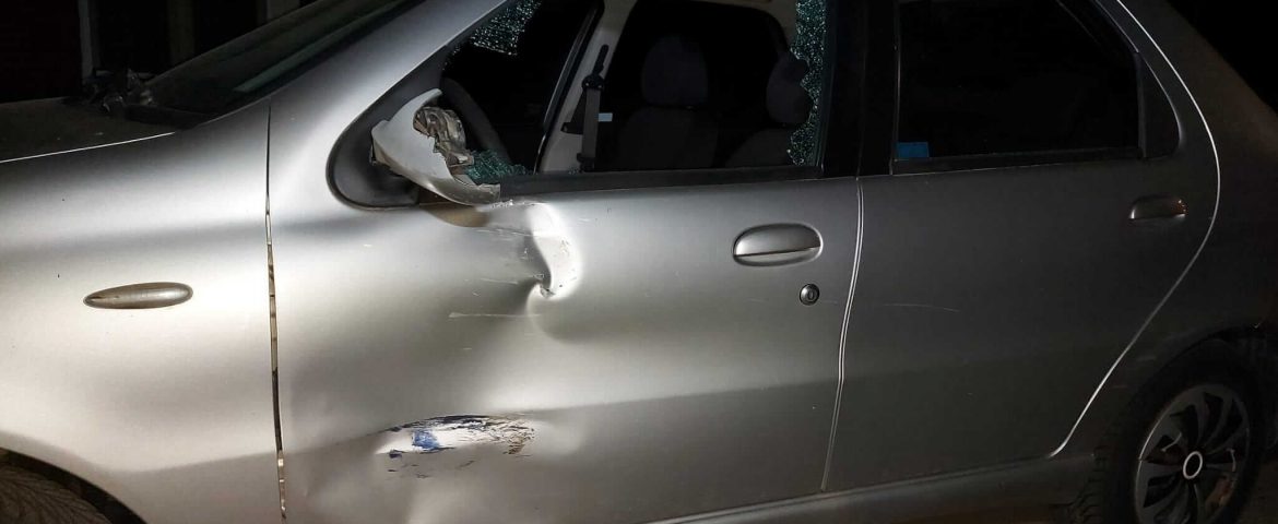 Mașină avariată de un vitezoman. Incident în Fălticeni. Proprietarul speră ca autorul faptei să fie identificat