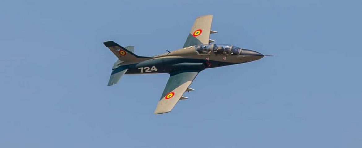Panică printre fălticeneni. Un avion militar al Forțelor Aeriene Române și-a făcut apariția într-un zbor la joasă înălțime